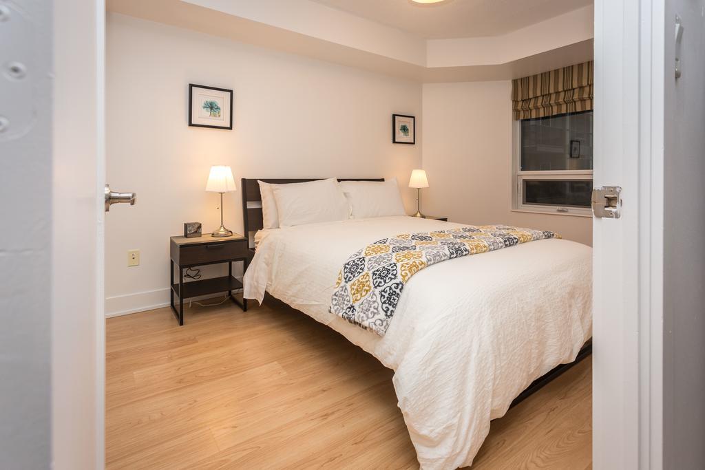 Red Maple Suites - Blue Jays Way Toronto Room photo