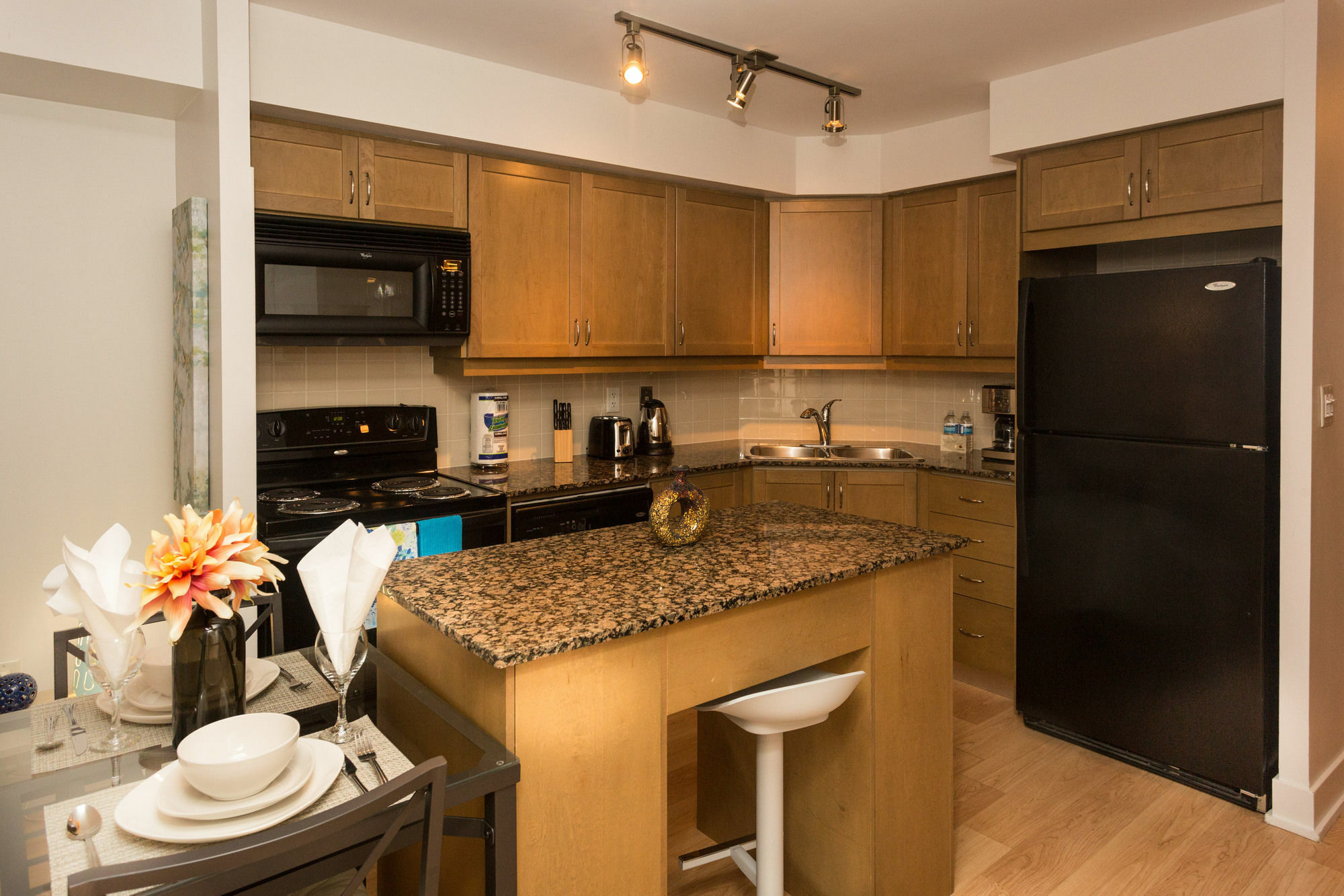 Red Maple Suites - Blue Jays Way Toronto Exterior photo